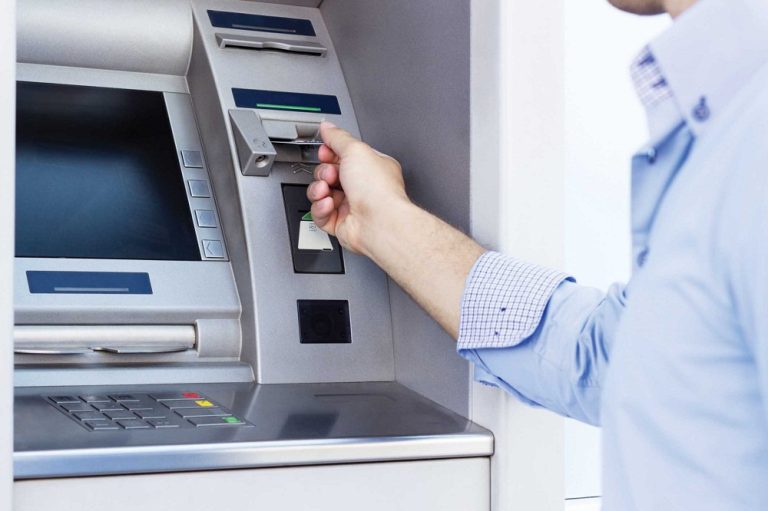 البنوك تجرى تعديلات على ماكينات ATM لقبول سحب وإيداع العملة البلاستيكية