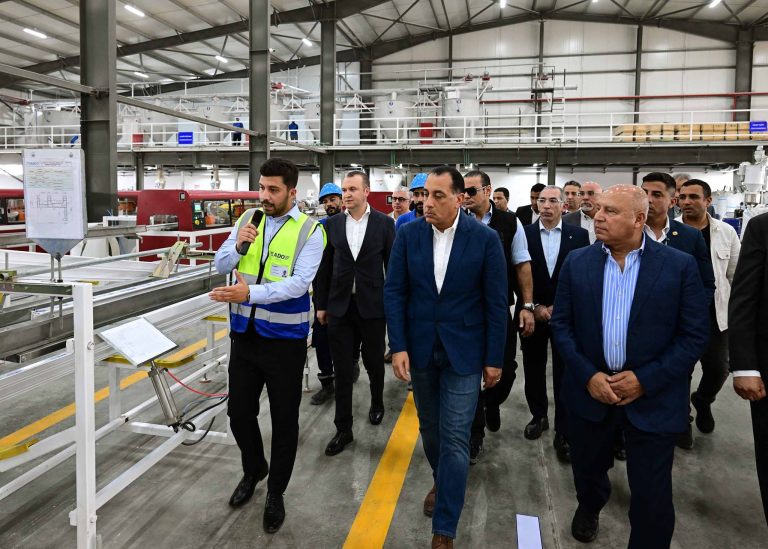 باستثمارات تصل إلى 15 مليون دولار .. رئيس الوزراء يفتتح مصنع “أدو مينا لصناعة مواد البناء” بمنطقة السخنة الصناعية