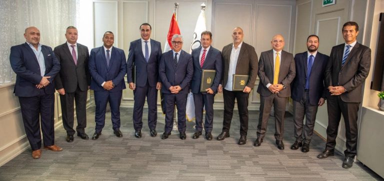 توقيع عقد مشروع “انفينيتي فابريك” لتصنيع الخيوط والمنسوجات بالسخنة بطاقة إنتاجية تبلغ 6 آلاف طن من الغزول و15 ألف طن من الأقمشة المتنوعة سنويًا