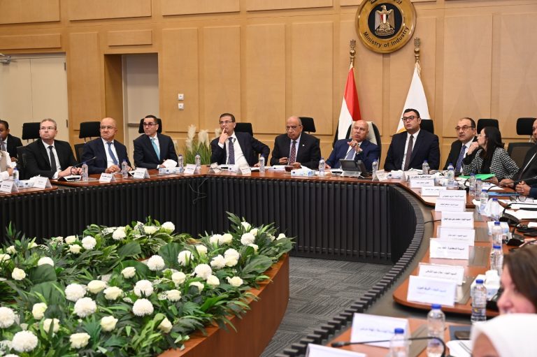 كامل الوزير:  الموافقة على مد صلاحية تسجيل إضافات الأعلاف من ثلاث سنوات إلى خمس سنوات وتقليص مدة إجراءات التسجيل إلى 10 أيام فقط بما يسهم في تسريع وتسهيل إجراءات العمل أمام المستثمرين في هذا القطاع