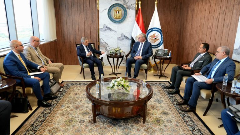 وزير البترول  يبحث مع رئيس هيئة قناة السويس إقامة محطة لتسييل وتخزين الغاز الطبيعي ببورسعيد لتموين قاطرات الهيئة
