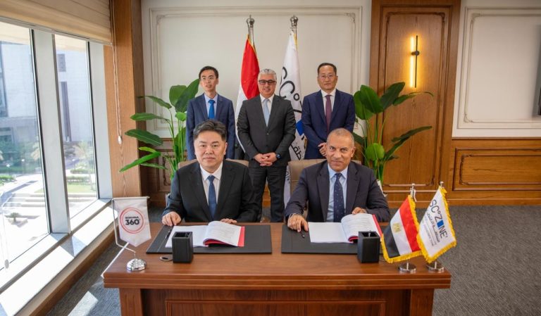 باستثمارات تتجاوز 65 مليون دولار..  رئيس اقتصادية قناة السويس يشهد توقيع عقود 4 مشروعات جديدة بالمنطقة الصناعية بالسخنة