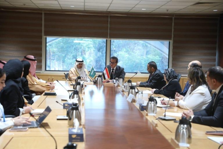 مصر تبحث مع  السعودية تعزيز التعاون الصحي المشترك وتوطين الصناعات الدوائية