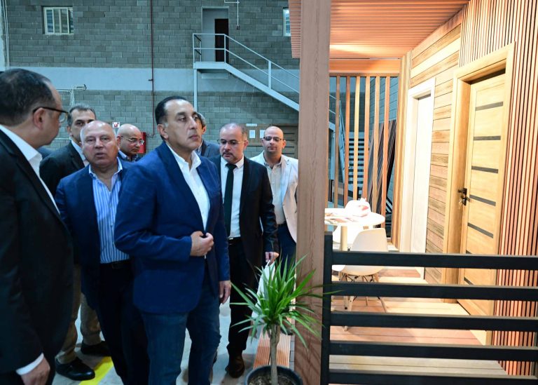 باستثمارات  12 مليون دولار .. رئيس الوزراء يفتتح مصنع “بونالو للصناعات البلاستيكية والخشبية”