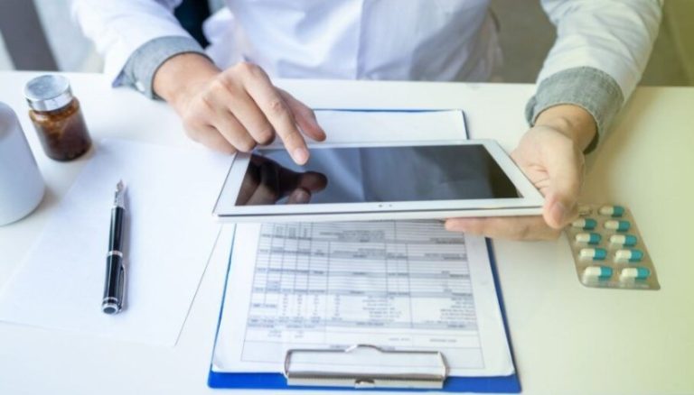 هيئة الدواء المصرية تبحث آليات تنفيذ مشروع الروشتة الرقمية ..  “علي الغمراوي” : نعمل على بناء منظومة دوائية رقمية مترابطة تدعم سلامة المريض وجودة الخدمات