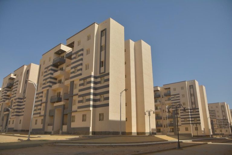 وزير الإسكان يتابع الموقف التنفيذي للمشروعات السكنية والبنية الأساسية بمدينة السويس الجديدة
