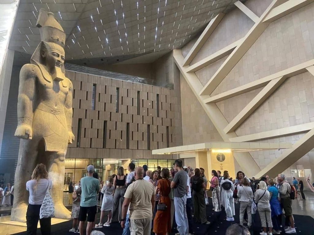 مصر تستهدف 18 مليون سائح وإيرادات 17.6 مليار دولار بنهاية 2025