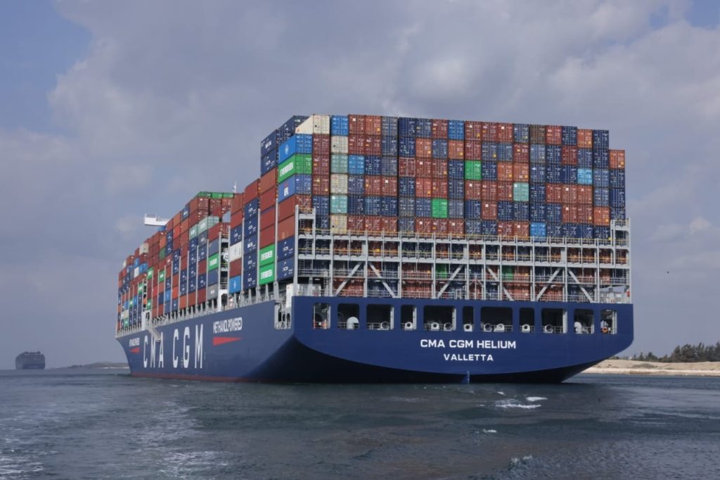 قناة السويس تشهد عبور سفينة الحاويات العملاقة CMA CGM JULES VERNE .. يبلغ طولها 396 مترا وبحمولة كلية 176 ألف طن