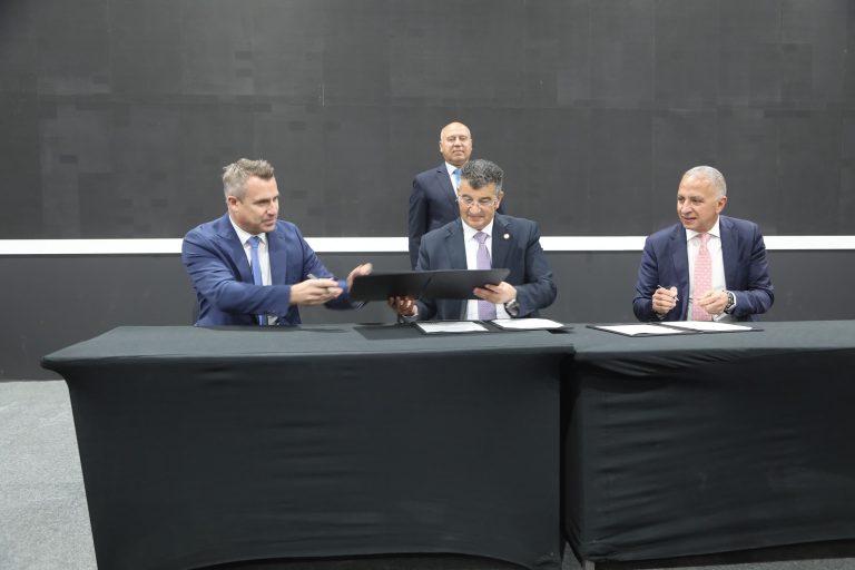 كامل الوزير يشهد توقيع عقد إدارة وتشغيل شبكة القطار الكهربائى السريع بين الهيئة القومية للأنفاق واتحاد شركات دويتشه بان ناشيونال أوبريشينز و السويدي إليكتريك