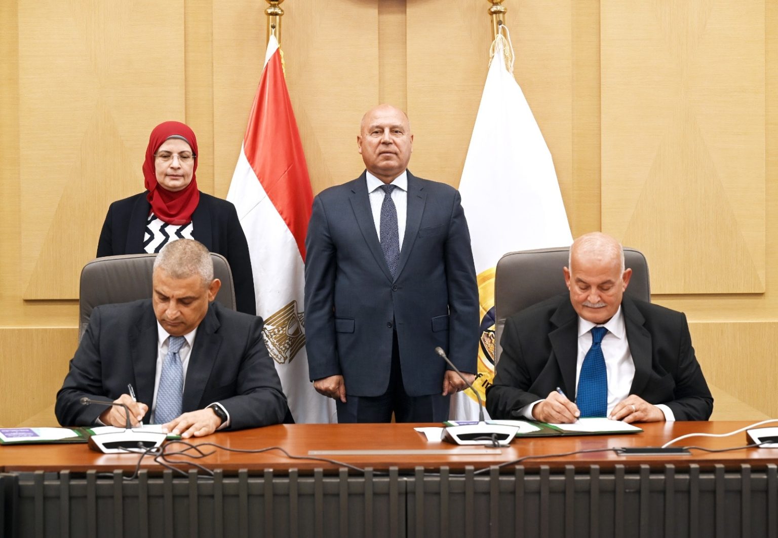 توقيع عقد بين “القاهرة للاستثمار” و”ليوني مصر” لإقامة مجمع صناعي لإنتاج الضفائر والكابلات الكهربائية بالروبيكي