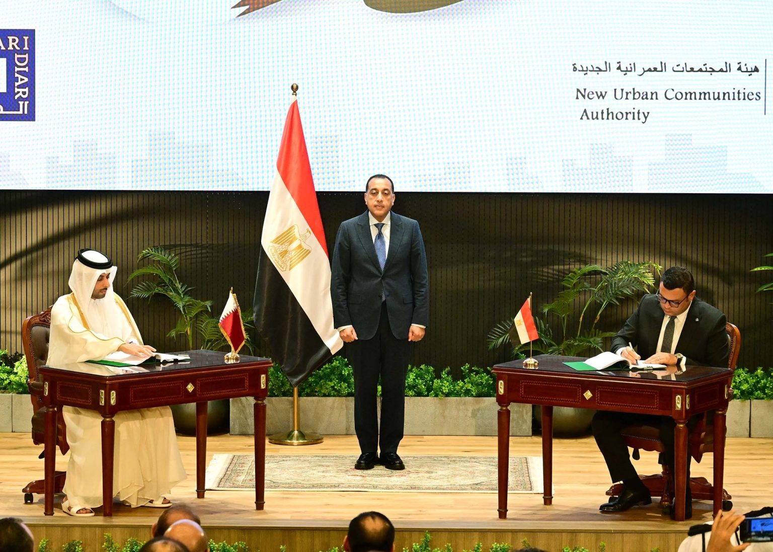 رئيس الوزراء يشهد مراسم توقيع صفقة استثمارية مصرية قطرية لتنمية وتطوير منطقة “علم الروم” بمطروح