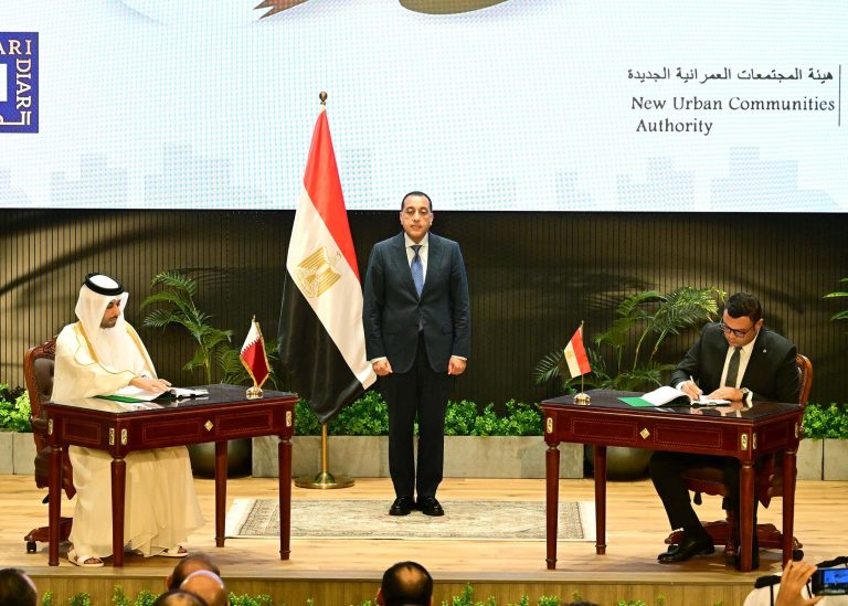 رئيس الوزراء يشهد مراسم توقيع صفقة استثمارية مصرية قطرية لتنمية وتطوير منطقة “علم الروم” بمطروح