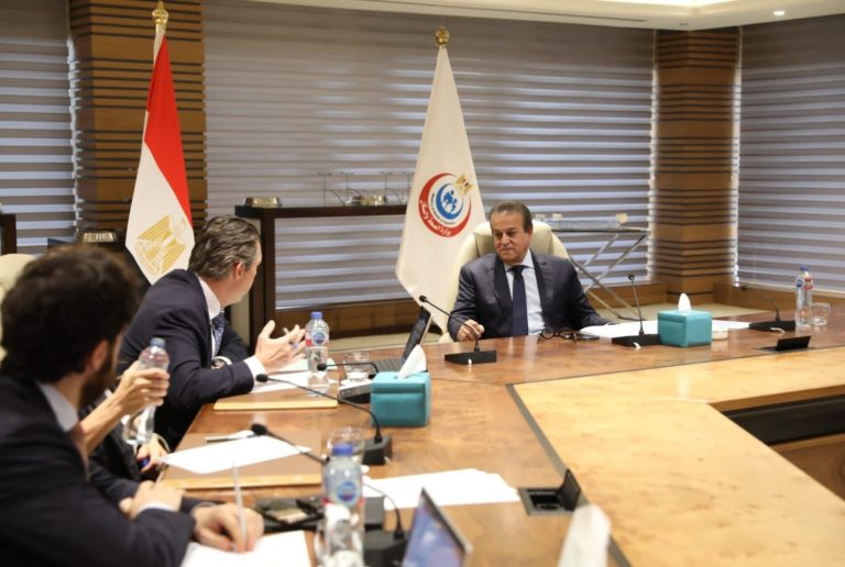 مصر تبحث مع “البنك الأوروبي” تطوير المنشآت الصحية وتعزيز الاستثمارات بالقطاع الصحي