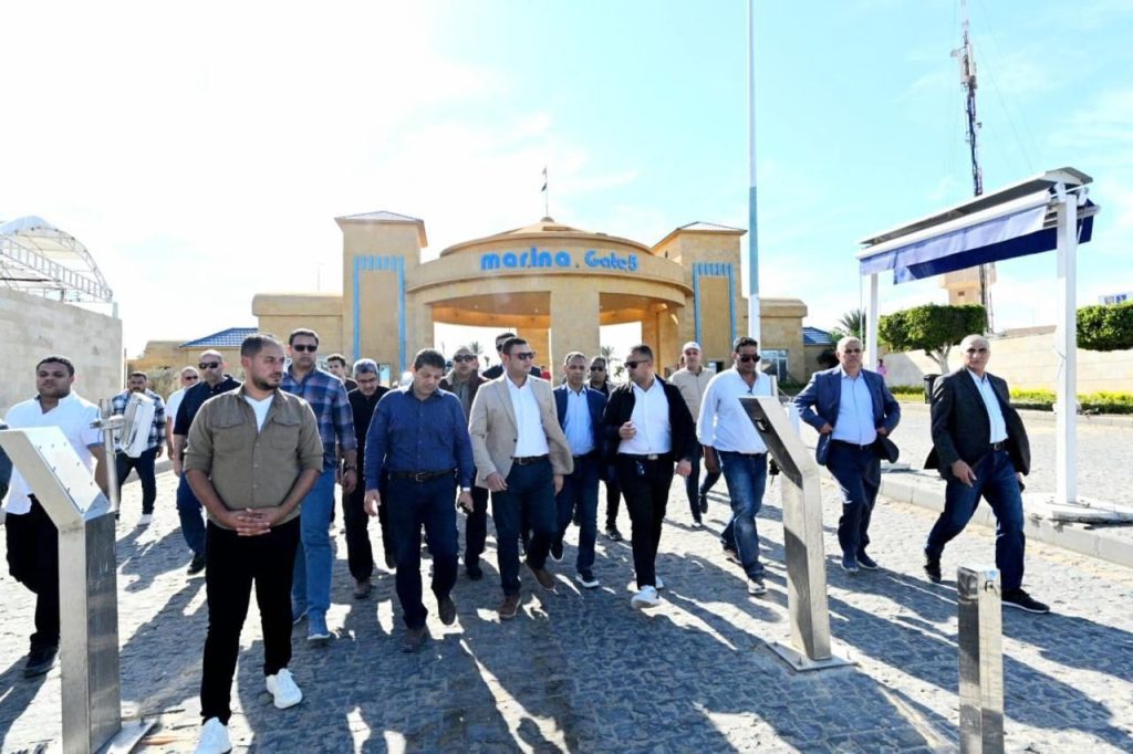 وزير الإسكان يتفقد مشروع “مارينا 8” وتطوير الطريق الرئيسي لمدخل مارينا 5