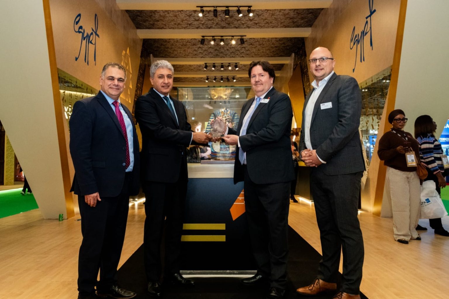 الجناح المصري يفوز بجائزة أفضل تصميم في بورصة لندن الدولية للسياحة WTM ووزير السياحة والآثار يتسلم الجائزة