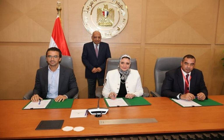 توقيع الاتفاقيات المكملة بين الشركة المصرية لنقل الكهرباء و تحالف ” إنفينيتي- حسن علام” لإقامة مشروعين للطاقة الشمسية ومحطتين متصلتين لبطاريات تخزين الطاقة