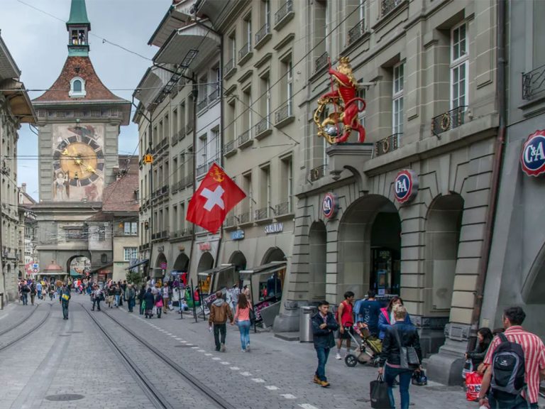 انكماش الاقتصاد في سويسرا خلال الربع الثالث من 2025 مع تضرر الصادرات من الرسوم الجمركية المرتفعة التي فرضتها أمريكا
