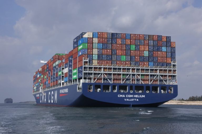 قناة السويس تشهد عبور سفينة الحاويات العملاقة CMA CGM JULES VERNE .. يبلغ طولها 396 مترا وبحمولة كلية 176 ألف طن