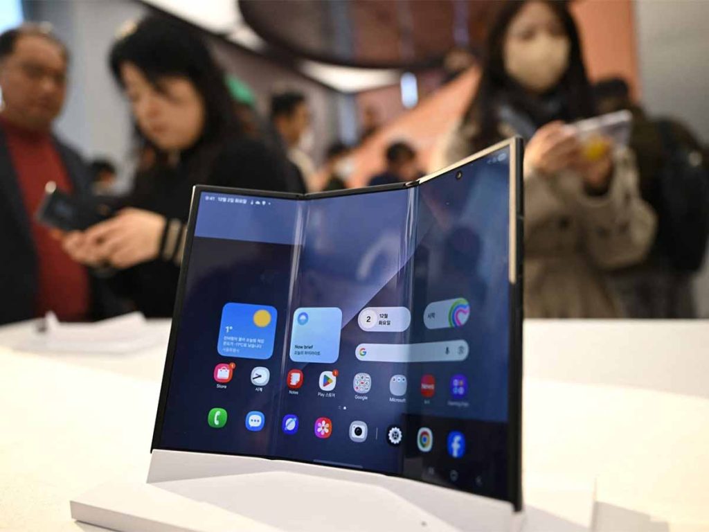 “سامسونج” تكشف عن أول هاتف ثلاثي الطي.. يسمح للمستخدمين بتكييف الجهاز مع مواقف الاستخدام المختلفة