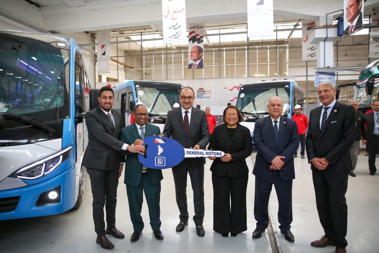 تسليم الدفعة الأولى من ميني باص “نصر ستار” من إنتاج “النصر للسيارات”بمكون محلي يتجاوز 70%.. وبالتعاون مع “جنرال موتورز مصر”