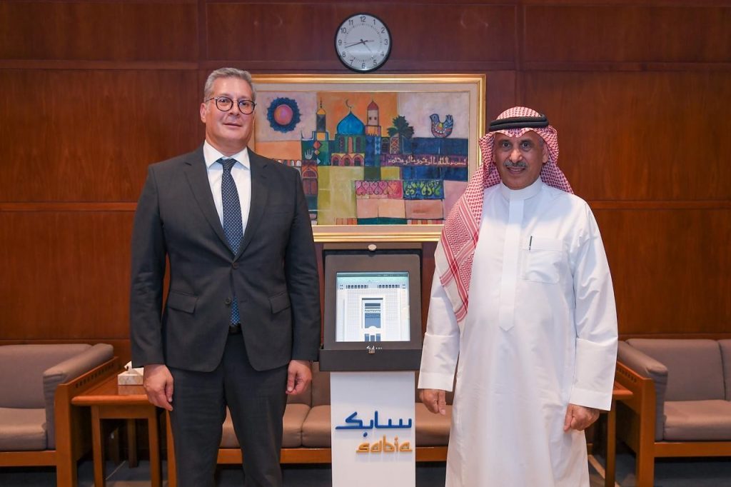 وزير البترول يبحث مع رئيس شركة سابك تعزيز التعاون بين الشركات المصرية والسعودية في البتروكيماويات