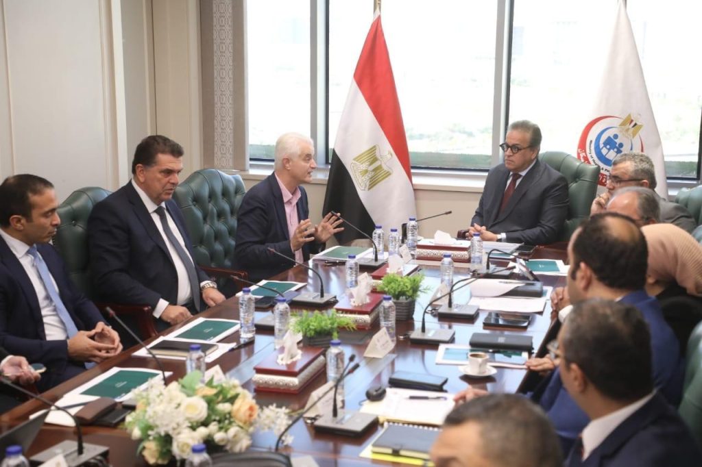 وزير الصحة يبحث مع وفد مجموعتي «Curagita» و«ACH» سبل التعاون المشترك في مشروع مدينة النيل الطبية