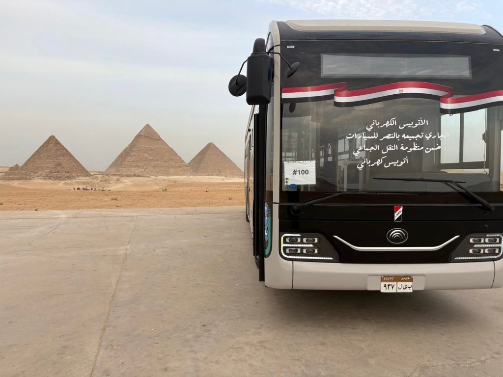 للمرة الأولى .. “أتوبيس النصر ” لنقل زوار أهرامات الجيزة.. يعمل بالطاقة الكهربائية و يسهم في الحفاظ على البيئة