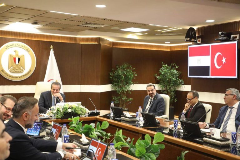 وزير الصحة يتابع مع وفد تركي تنفيذ “مدينة العاصمة الطبية”.. نقلة نوعية في الرعاية والتدريب والسياحة العلاجية