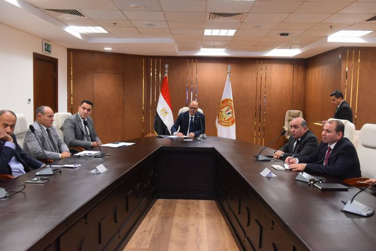 وزير العمل يلتقي ممثلي شركات الملابس الجاهزة لبحث سبل استقرار بيئة العمل وتذليل العقبات أمام الاستثمار