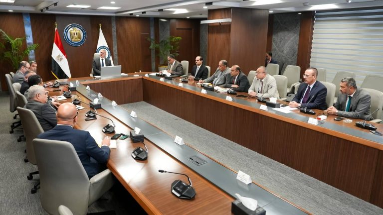 وزير البترول يتابع مع شركات الخدمات العالمية تطوير تكنولوجيا حفر الآبار لزيادة الإنتاج
