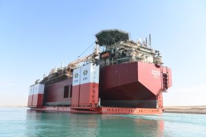 أكبر سفن حاملات المثقلات في العالم .. “قناة السويس تشهد عبور سفينة الغطس HUA RUI LONG ضمن قافلة الجنوب”