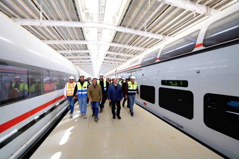 وزير النقل يتابع التقدم في أعمال تنفيذ الخط الأول من شبكة القطار الكهربائي السريع ومعدلات وصول الوحدات المتحركة