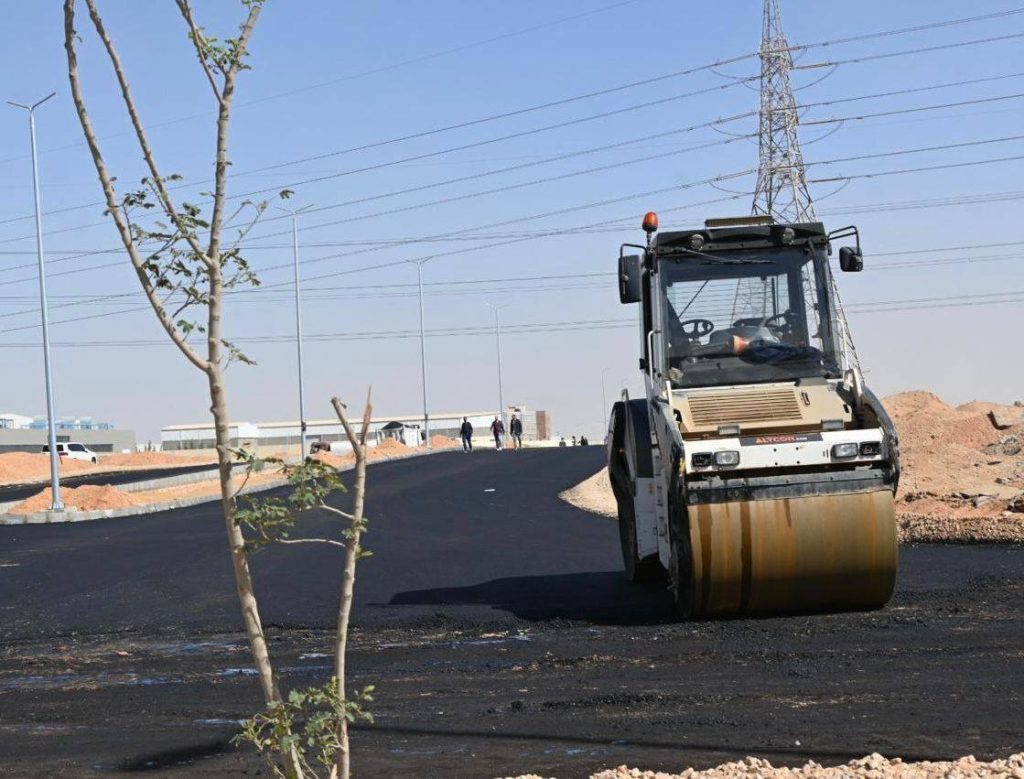 وزيرة الإسكان تتابع مشروعات تطوير ومد الطرق والمرافق بالمناطق الصناعية بالمدن الجديدة للارتقاء بمستوى البنية التحتية