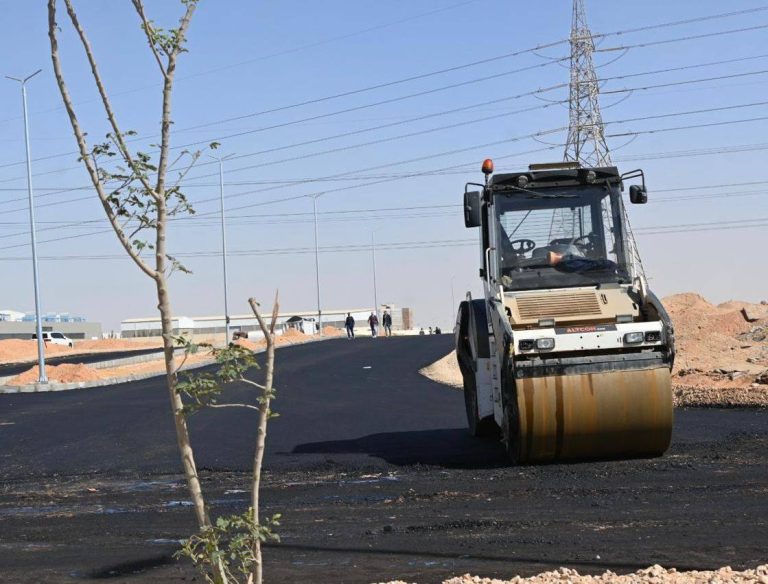 وزيرة الإسكان تتابع مشروعات تطوير ومد الطرق والمرافق بالمناطق الصناعية بالمدن الجديدة للارتقاء بمستوى البنية التحتية