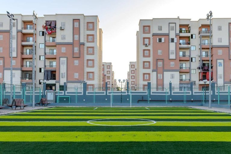 وزيرة الإسكان تتابع موقف المشروعات الخدمية والسكنية وترفيق الأراضي المضافة بمدينة العبور الجديدة