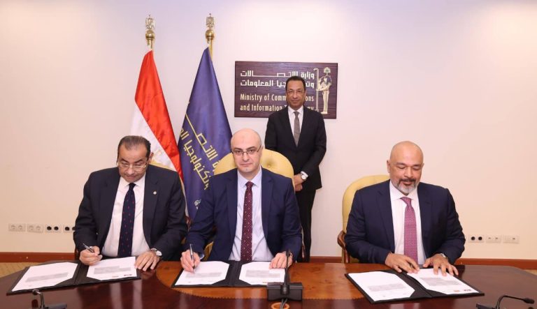 توقيع اتفاقيات بين “المصرية للاتصالات” و” إي آند مصر” والجهاز القومي لتنظيم الاتصالات لتطوير وتحسين جودة خدمات التليفون المحمول