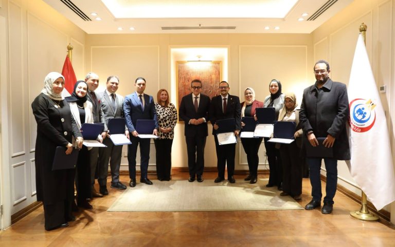 وزير الصحة يكرم الدفعة الأولى من خريجي دبلومة إدارة المستشفيات ضمن التعاون المصري-الفرنسي (FEXTE)