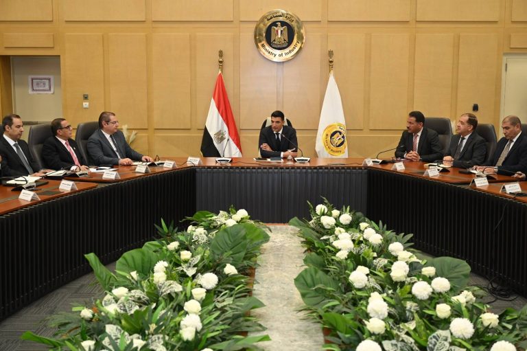 وزير الصناعة : المنطقة تنظر لمصر باعتبارها دولة صناعية من الطراز الرفيع لما تتمتع به من بنية تحتية قوية وكوادر وكفاءات