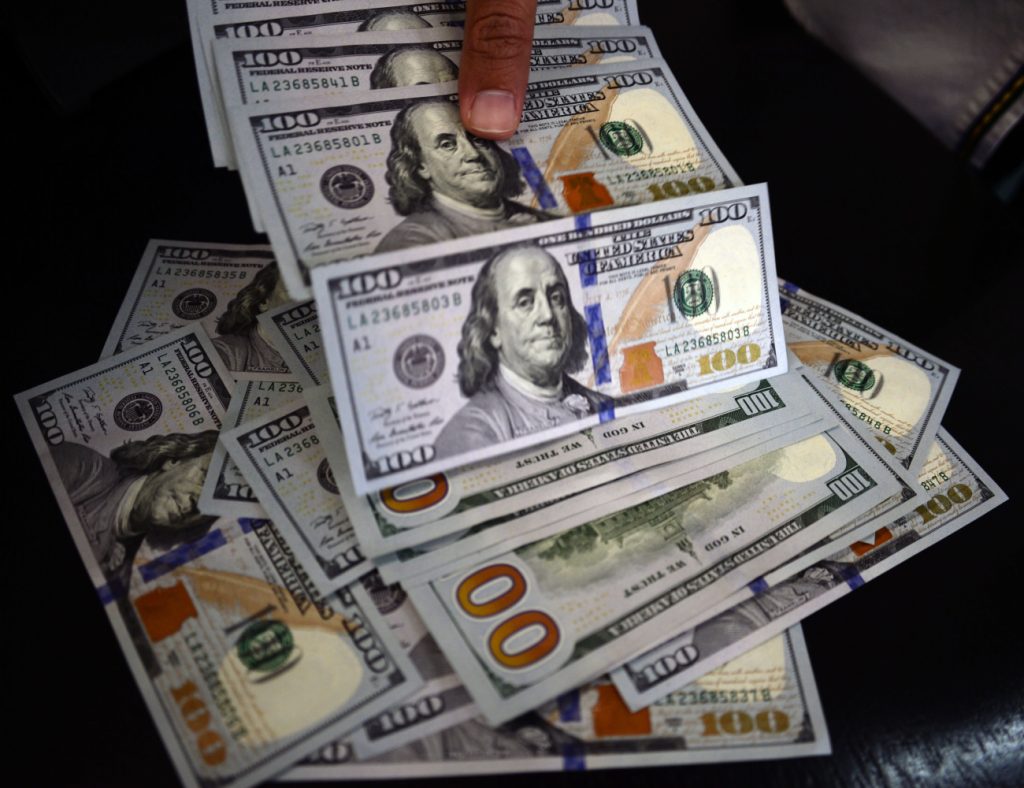 لهذه الأسباب .. الدولار يتراجع لأدنى مستوى له في 6 أسابيع