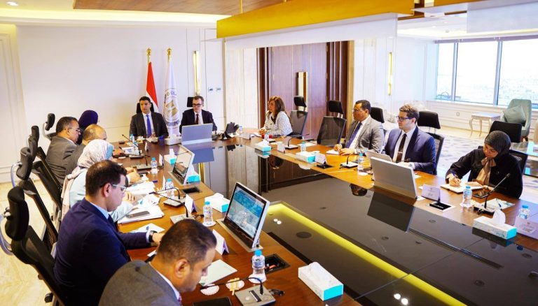 وزيرا التخطيط والتنمية الاقتصادية والصناعة يبحثان تسريع ترفيق المناطق الصناعية بما يسهم في رفع كفاءة الاستثمارات الصناعية