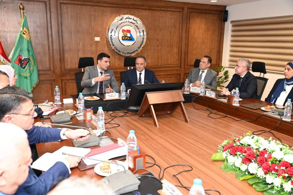 وزير الصناعة يبحث حوكمة طرح الأراضي الصناعية ويؤكد على ضرورة الحد من تصدير المواد الخام في صورتها الأولية والتركيز على القيمة المضافة