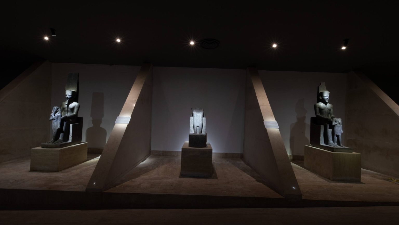 تجربة سياحية ثقافية متكاملة للزائرين .. الانتهاء من أعمال تطوير قاعة الخبيئة بمتحف الأقصر تمهيدًا لافتتاحها قريبًا