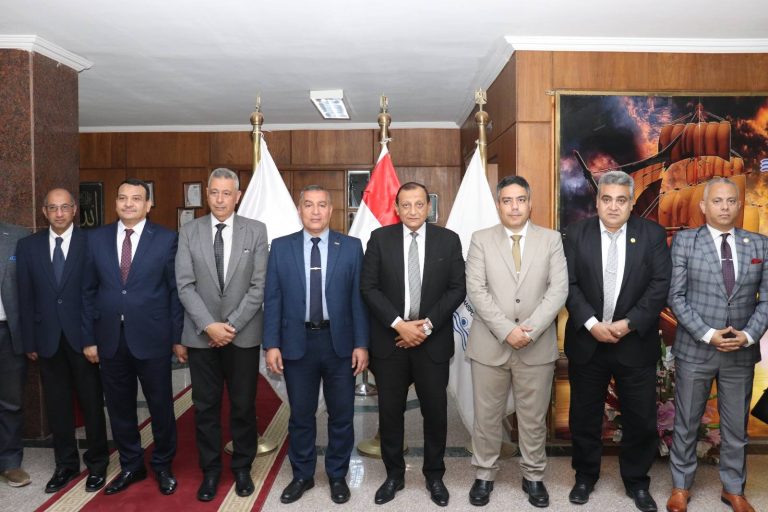 “موانئ البحر الأحمر” و “هيئة قناة السويس” يوقعان عقدًا لبناء وتوريد 4 قاطرات بحرية و 3 لنشات خدمة