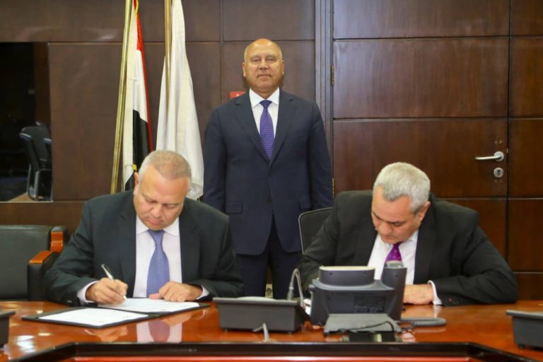 مصر تكثف جهودها لتصدر خريطة اللوجيستيات الإقليمية.. توقيع مذكرة تفاهم لإنشاء ميناء برج العرب الجاف