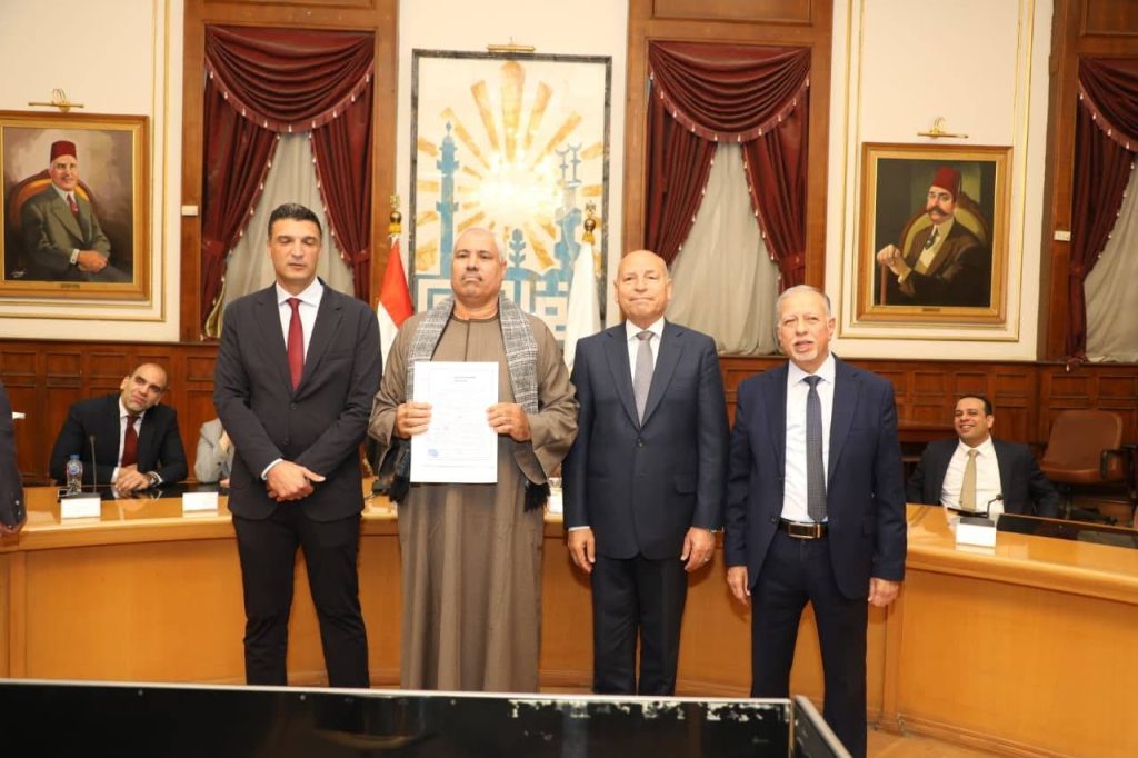 وزير الصناعة ومحافظ القاهرة يُسلِّمان 43 عقد تقنين أوضاع لمصانع وورش بمنطقة شق الثعبان الصناعية
