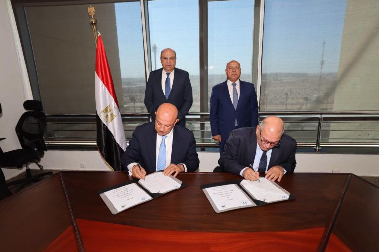 توقيع بروتوكول لتنفيذ أعمال مشروعات رفع كفاءة وصيانة الممرات الرئيسية والخدمية والطرق الداخلية بالمطارات المصرية