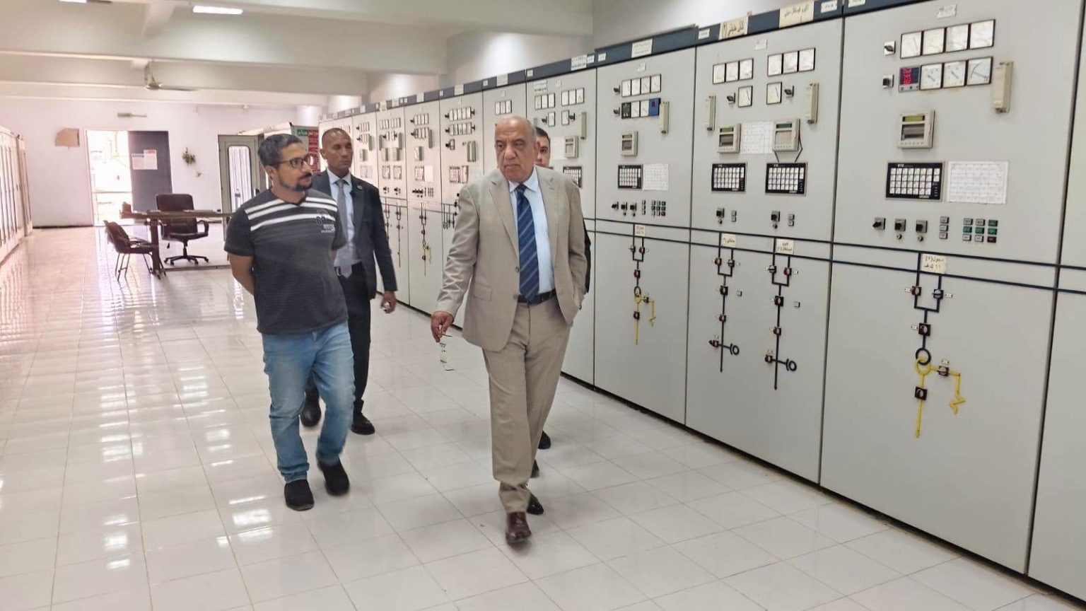 وزير الكهرباء يتفقد محطة محولات القاهرة الجديدة.. ويتابع استقرار الشبكة القومية للكهرباء