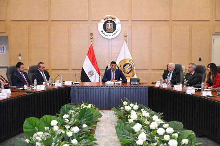 “شمس الصناعة” البداية للتحول .. استراتيجية الصناعة المصرية 2030 تستهدف رفع كفاءة استخدام الطاقة وخفض الانبعاثات الكربونية