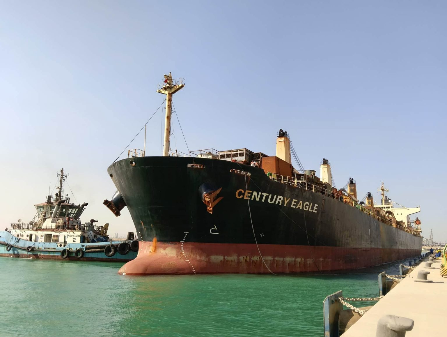ميناء السخنة يستقبل السفينة CENTURY EAGLE المحملة بمستلزمات مصانع وخامات PTA في أول عملية تداول تجاري بمحطة شركة ترانس كارجو (TCI)