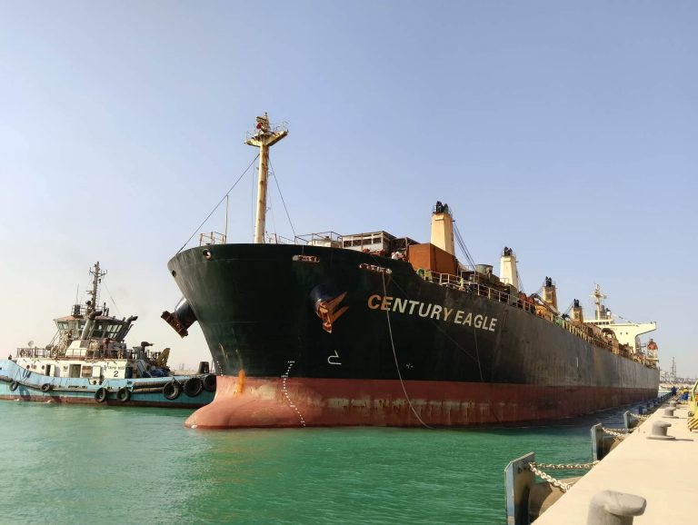 ميناء السخنة يستقبل السفينة CENTURY EAGLE المحملة بمستلزمات مصانع وخامات PTA في أول عملية تداول تجاري بمحطة شركة ترانس كارجو (TCI)